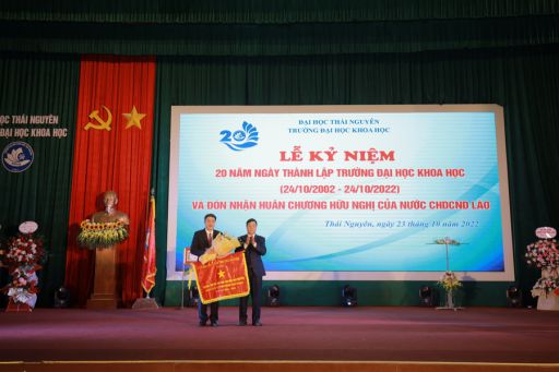 PGS.TS. Nguyễn Văn Đăng - Hiệu trưởng Nhà trường, nhận cờ thi đua của UBND Tỉnh Thái Nguyên